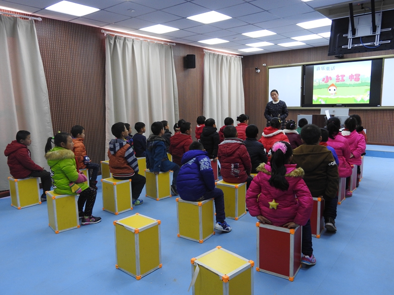 "苗峰小学的一位学生指着电视大声喊道.