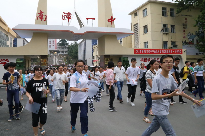 县一中考点设考场51个,县实验中学考点设考场32个,金庙中学考点设考场